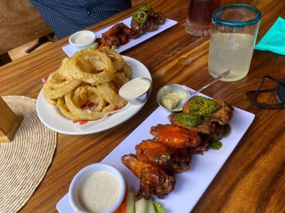 Alitas y aros de cebolla El Cajun